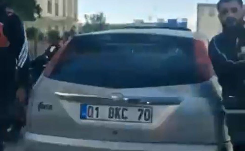 Trafikte tartıştığı sürücünün önünü kesip, camını yumruklayınca tutuklandılar