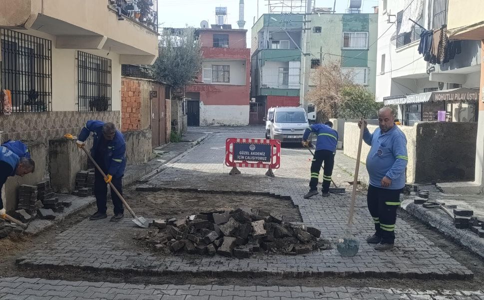 Akdeniz Belediyesi’nde yol çalışmaları devam ediyor