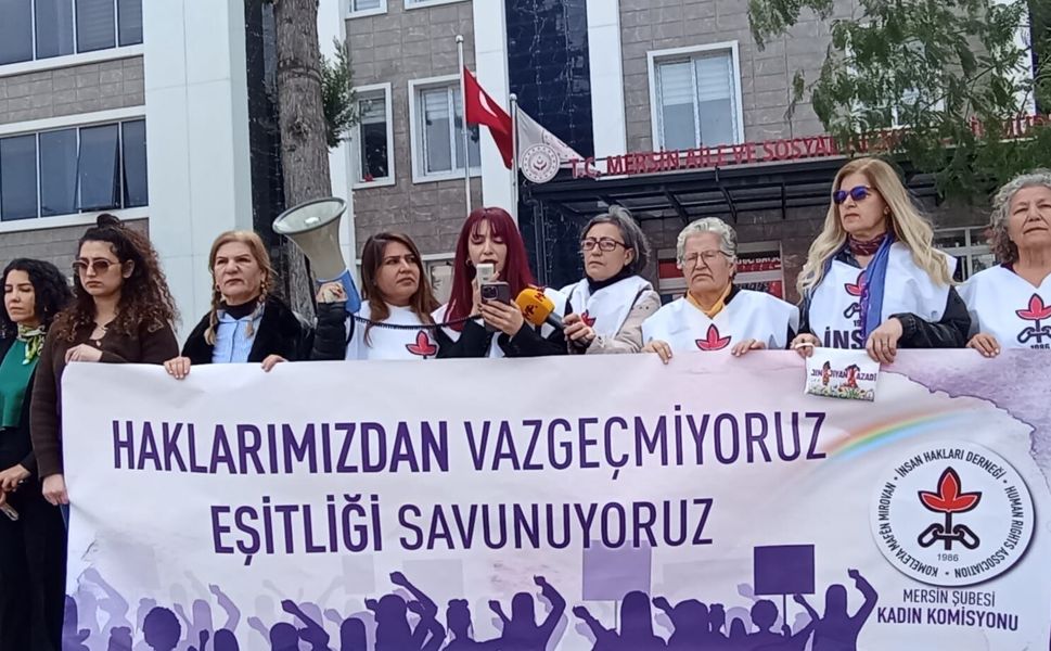 Mersin'de kadınlardan çağrı: "Biz kadınlar güvende değiliz"