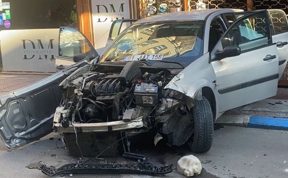 Akdeniz’de kontrolden çıkan araç sokağı birbirine kattı