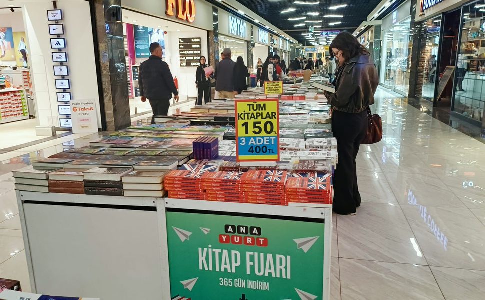 Sayapark AVM’de mini kitap fuarı: Koridorlar kitaplarla şenlendi