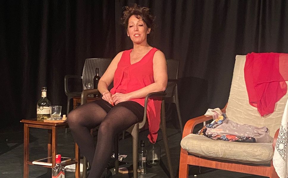 Tiyatromans’tan sert gerçekçi bir kadın oyunu