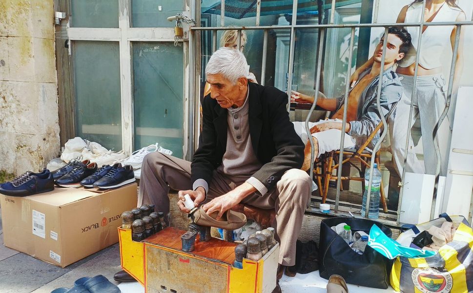 Mersin’de bayram yoğunluğu sokaklara yansıdı: Esnafın mesaisi sürüyor