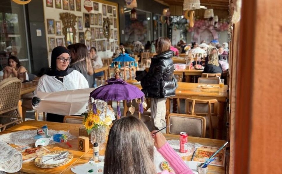 Mersin’de bayramda çocuklar sanat atölyelerinde eğleniyor