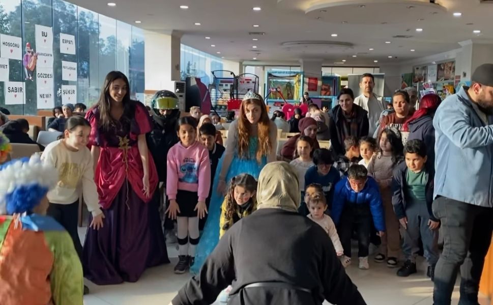 Mutluluk Gönüllüleri’nden yüzlerce çocuğa bayram müjdesi