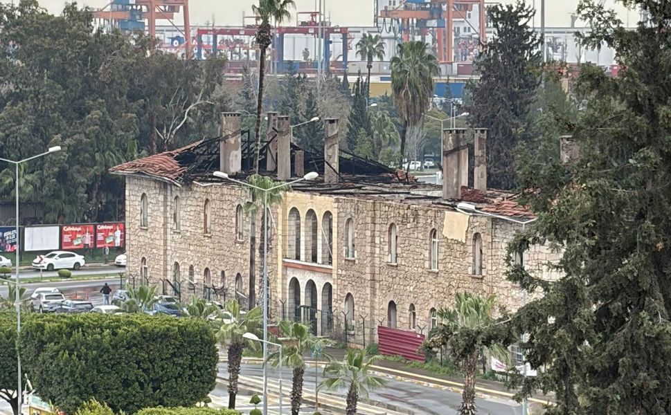 Tarihi bina küllerinden doğmak için destek bekliyor