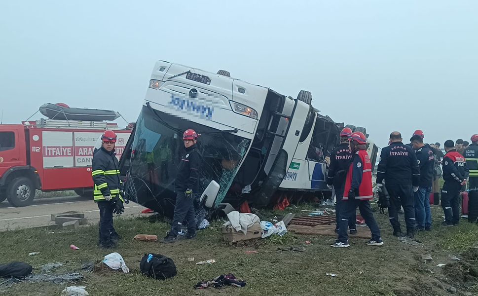 Adanada yolcu otobüsü refüje devrildi: 2 ölü, 20 yaralı