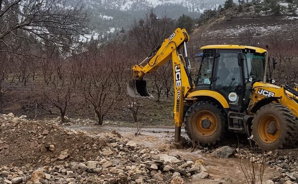Toroslarda yol düzenleme çalışmaları devam ediyor