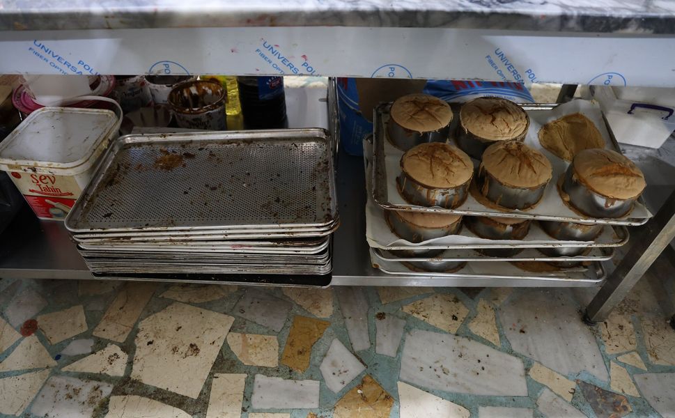 Merdiven altı pasta imalathanesine baskın düzenlendi