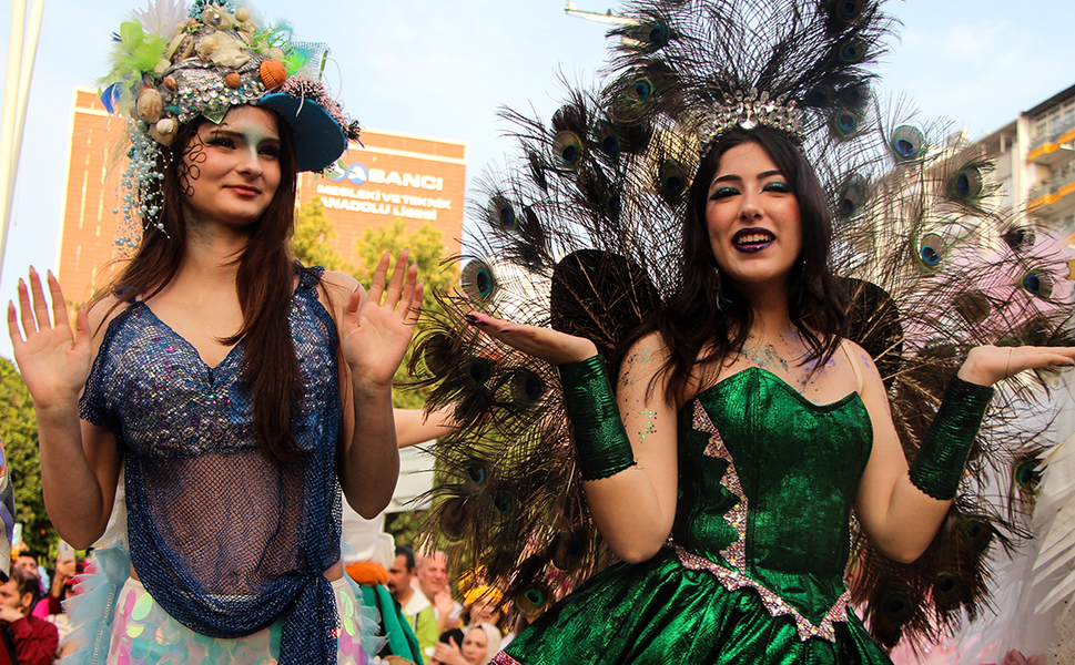 Uluslararası Adana Portakal Çiçeği Karnavalı'nın korteji, renkli görüntülere sahne oldu