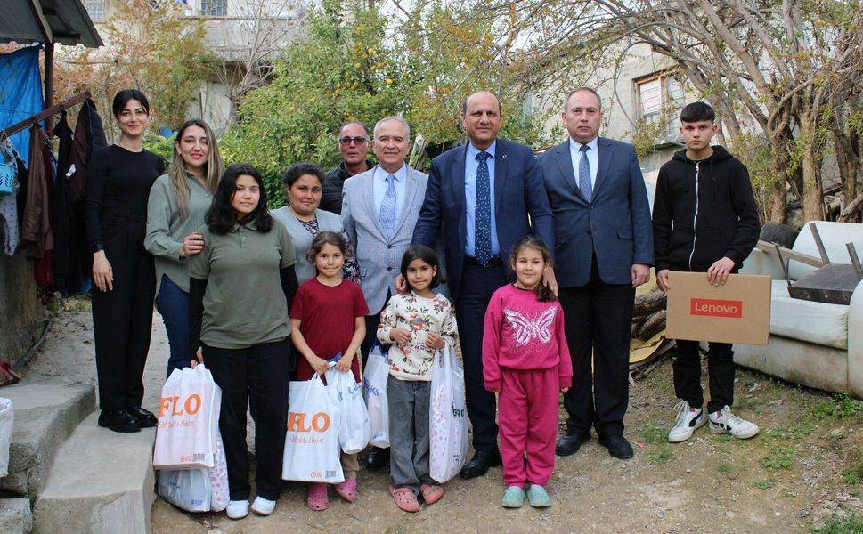 Tarsus’ta anlamlı ziyaret: Öğrencilere bilgisayar ve eğitim desteği
