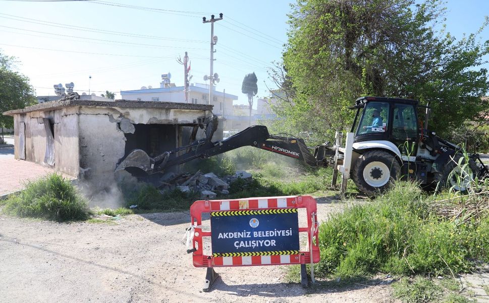 Akdeniz’de metruk yapılar birer birer yıkılıyor