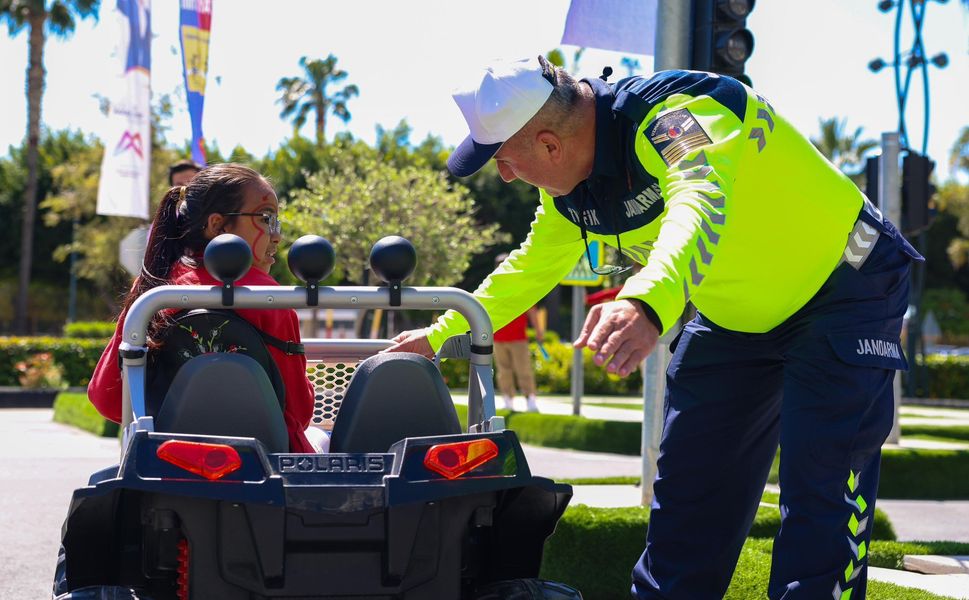 Mersin’de miniklere uygulamalı trafik eğitimi ve pizza atölyesi