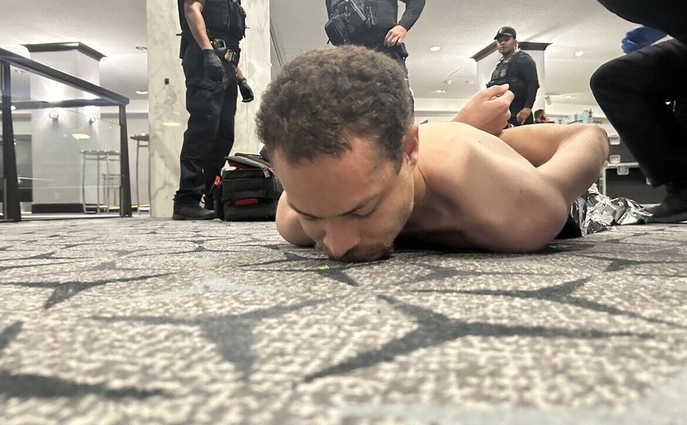 Trump, katıldığı yemekte silah sesleri panik yarattı