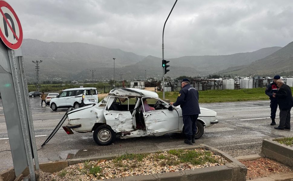 Silifke'de iki aracın karıştığı kazada 3 kişi yaralandı
