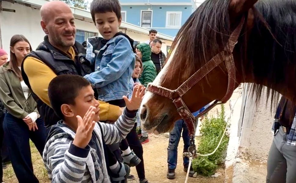 Otizmli çocuklara atla terapi desteği