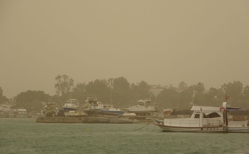 Mersin’de çamur şeklinde yağış
