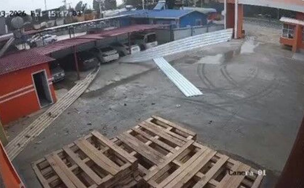 Tarsus’ta etkili olan rüzgar bir iş yerinin çatısını uçurdu