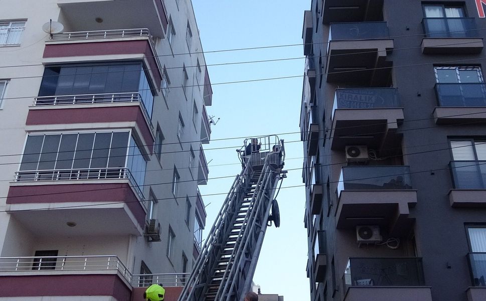 Erdemli'de perdeyle 6. kattan sarkan kişi kurtarıldı