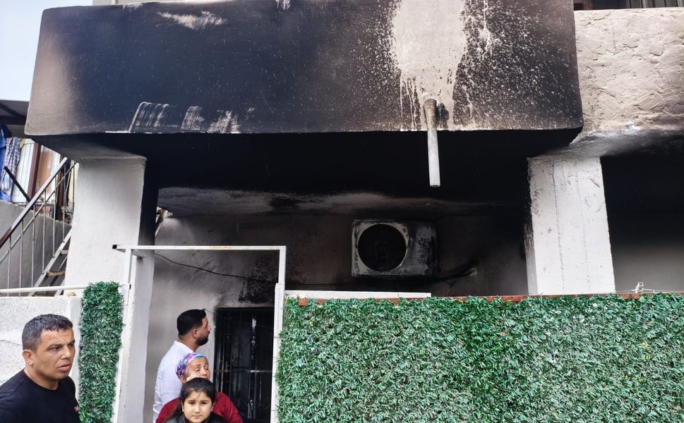 Mersin'de klima patladı, evde yangın çıktı