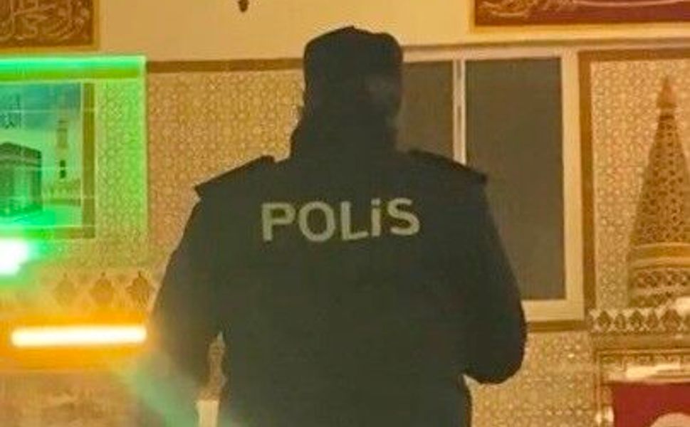 İlçe emniyet müdürü resmi üniforma ile müezzinlik yaptı