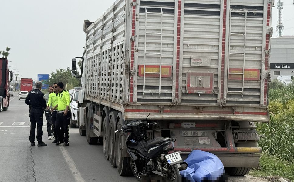 Park halindeki kamyona çarpan motosikletli hayatını kaybetti