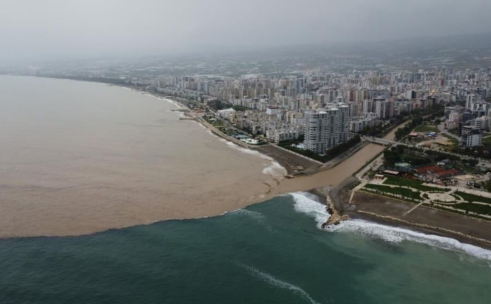 Mersin’de sel suları denizi kahverengiye çevirdi