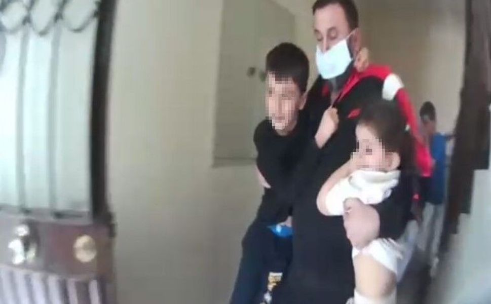 Mersin'de korkutan yangın: 9 kişi tahliye edildi