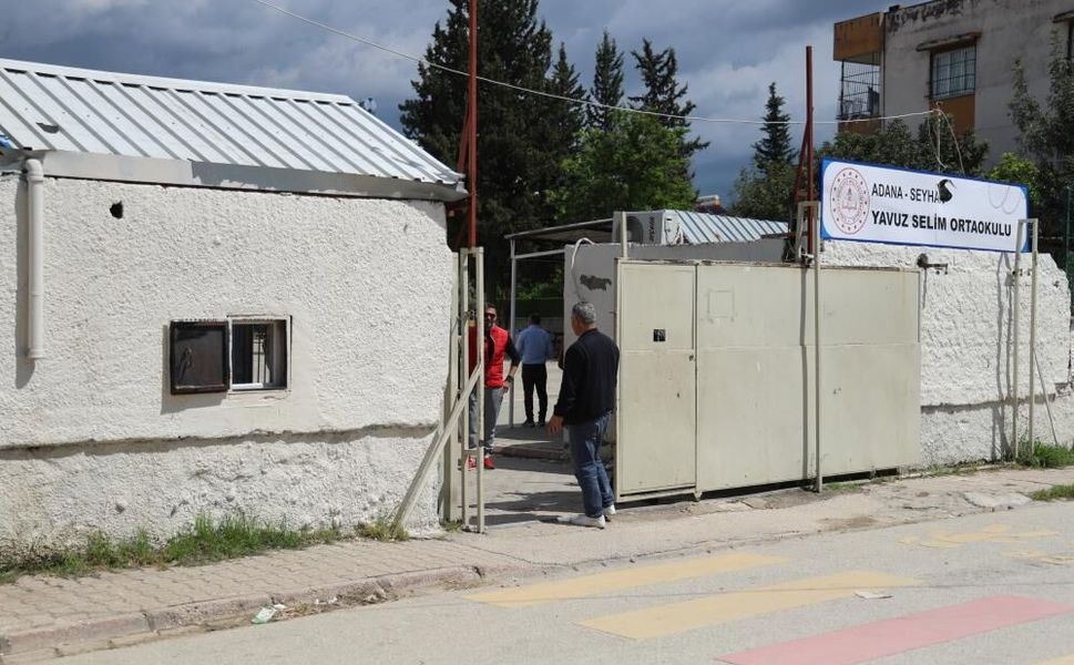 Okul içerisinden gelen silah sesleri paniğe neden oldu