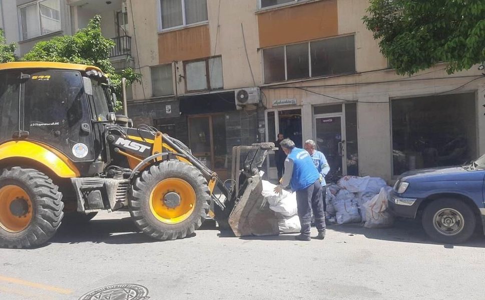 Sokaklara ve boş arazilere dökülen atıklar toplanıyor