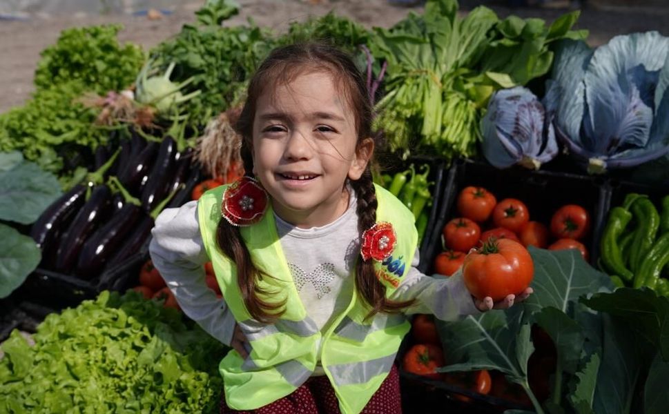 Mersin'de minik öğrenciler sebze hasadı yaptı