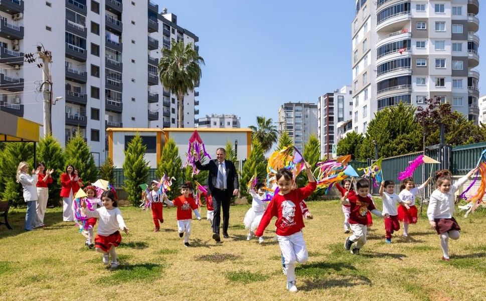 Mezitli Belediye Başkanı Tuncer çocuklarla uçurtma uçurdu