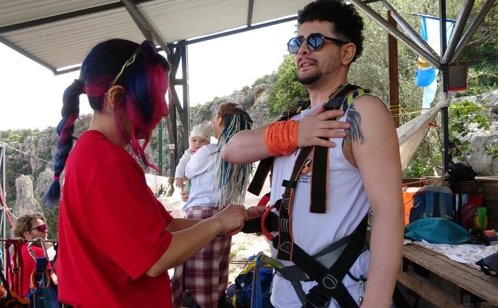 Adrenalin tutkunları 220 metrelik uçurumdan atladı