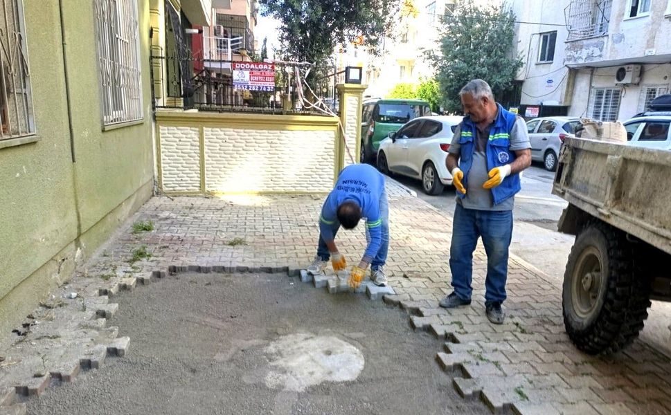 Akdeniz’de asfalt ve kaldırım yenileme çalışmaları