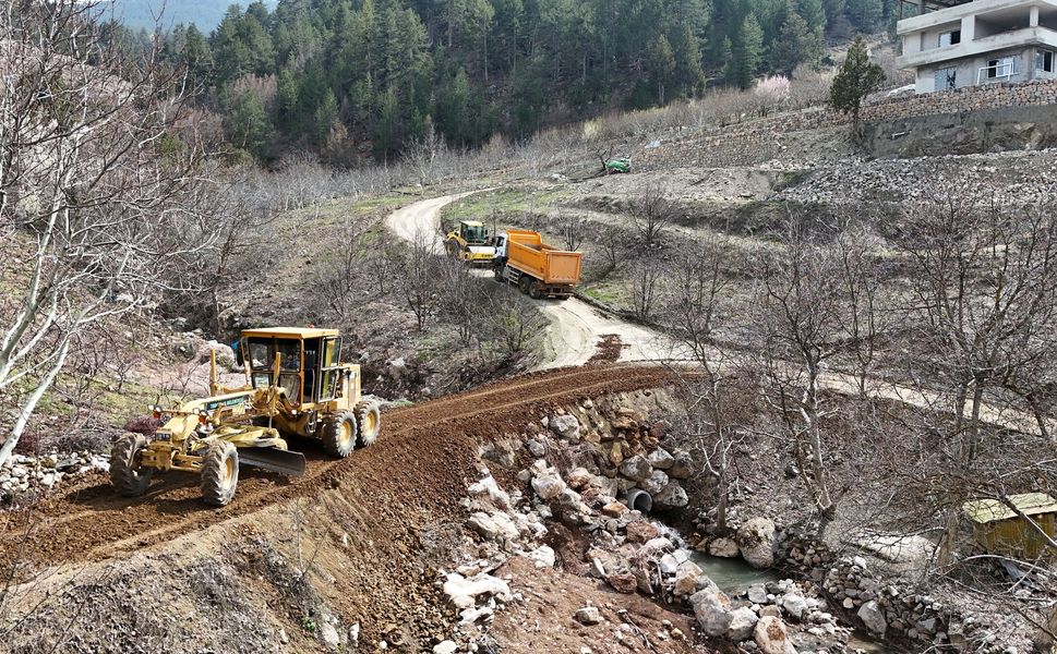 Toroslar’da tarım sezonu öncesi bahçe yollarına düzenleme