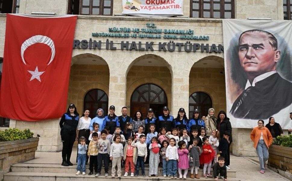 Mersin’de Kütüphane Haftası’nda çocuklarla polis el ele