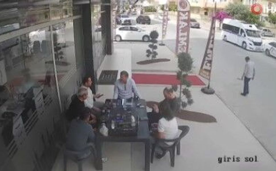 Gökyüzünden gelen sürpriz: Tavuk masaya düştü