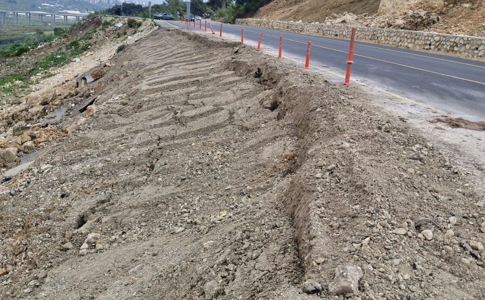 Emirler yolundaki tehlikeye Büyükşehir’den hızlı müdahale