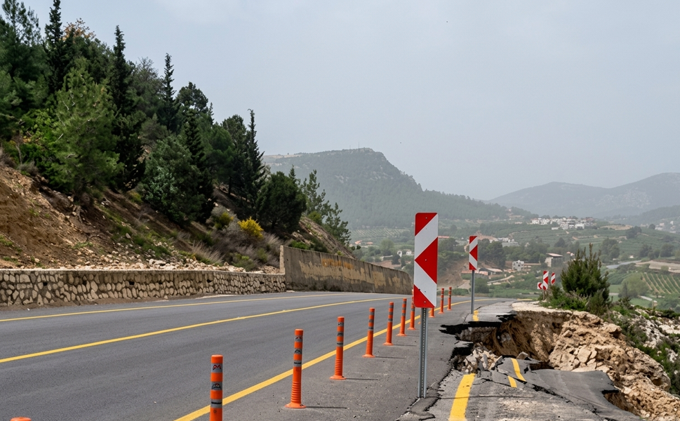 Emirler yolunda ortaya çıkan göçük korkutuyor