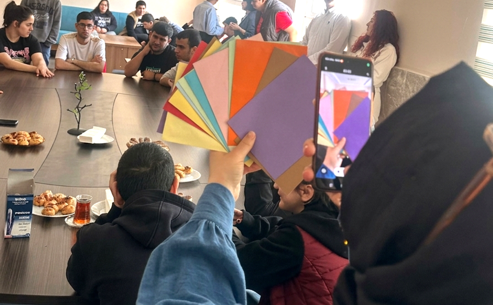 ‘Bir Zarf Bir Mutluluk’ diyerek gönülleri kazanıyorlar