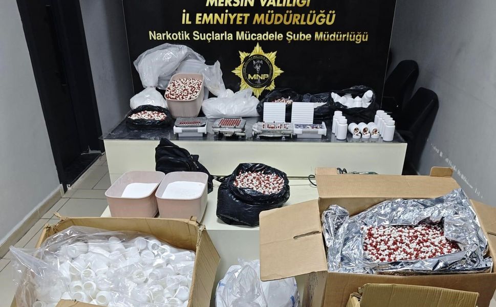 Mersin’de imal edilen binlerce sentetik hap ele geçirildi