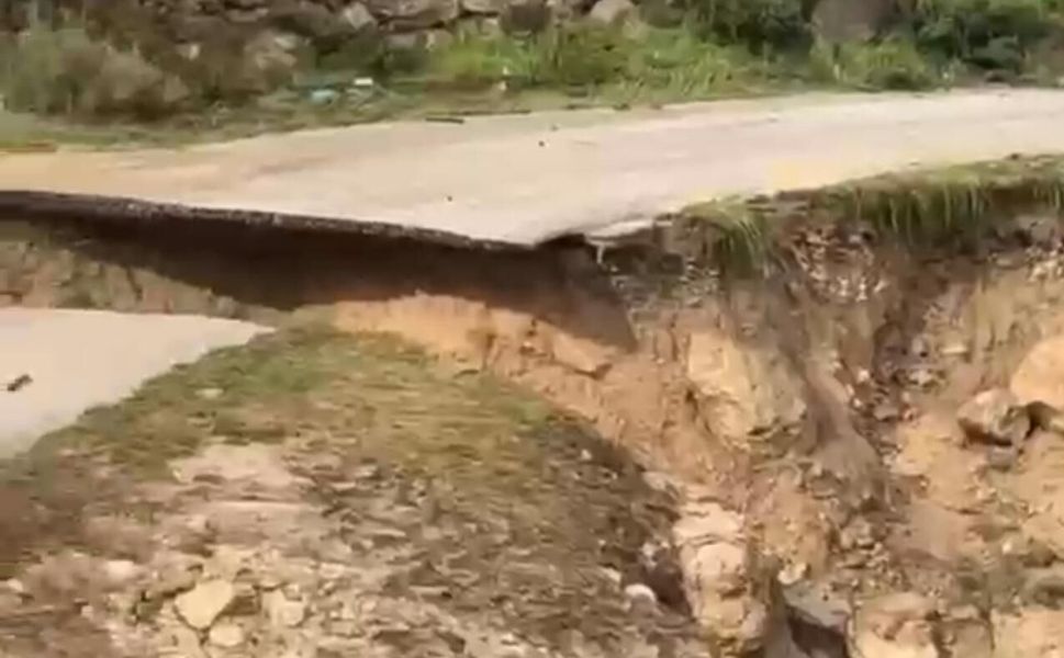 Mersin’de sağanak nedeniyle yol çöktü