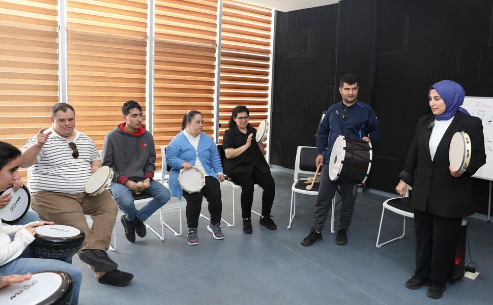 Engelleri müziğin ritmi ile aşıyorlar