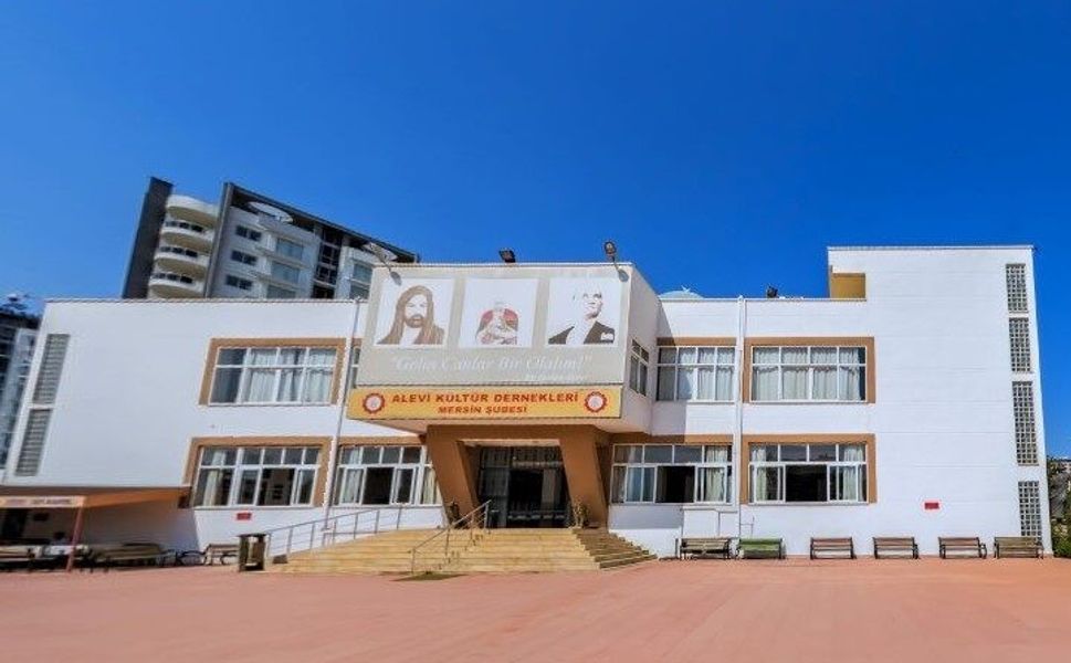 Mersin Cemevinde otizmli çocuklar için ayakkabı kampanyası