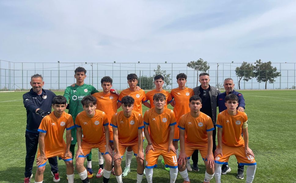 Yenişehir Belediyesi U-15 takımı zirvede