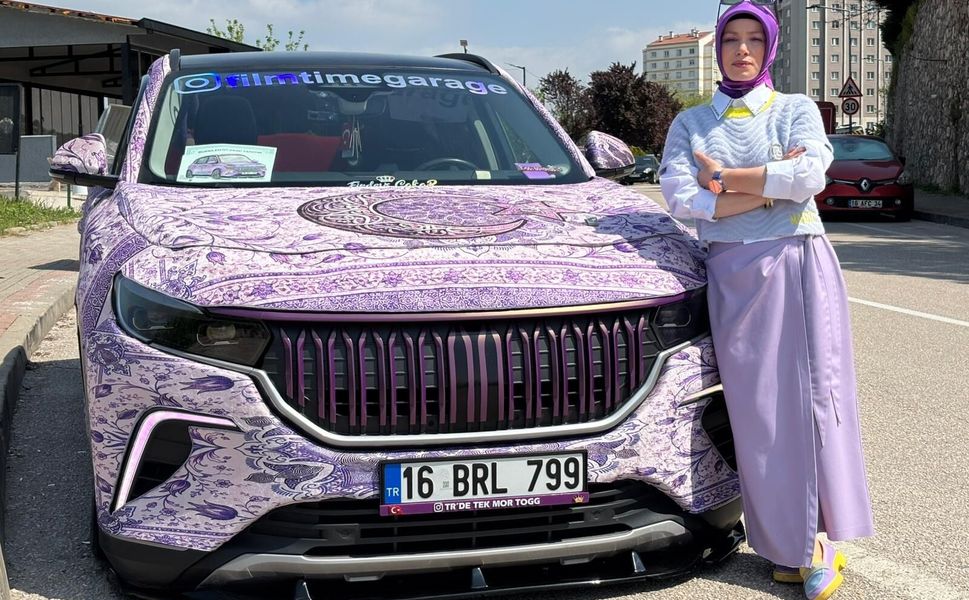 Togg’unu Türk motiflerinin yer aldığı halıyla kapladı