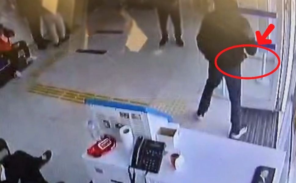 Satırla banka soymaya çalışan kar maskeli şüpheli, kaçarken yakalandı