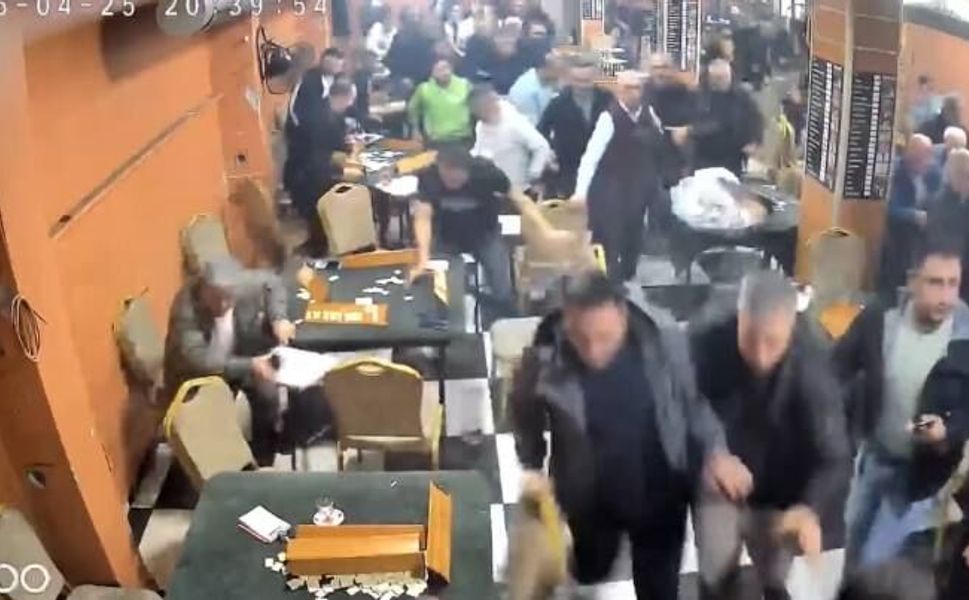 Arabadan gelen yüksek sesli müzik deprem paniği yarattı