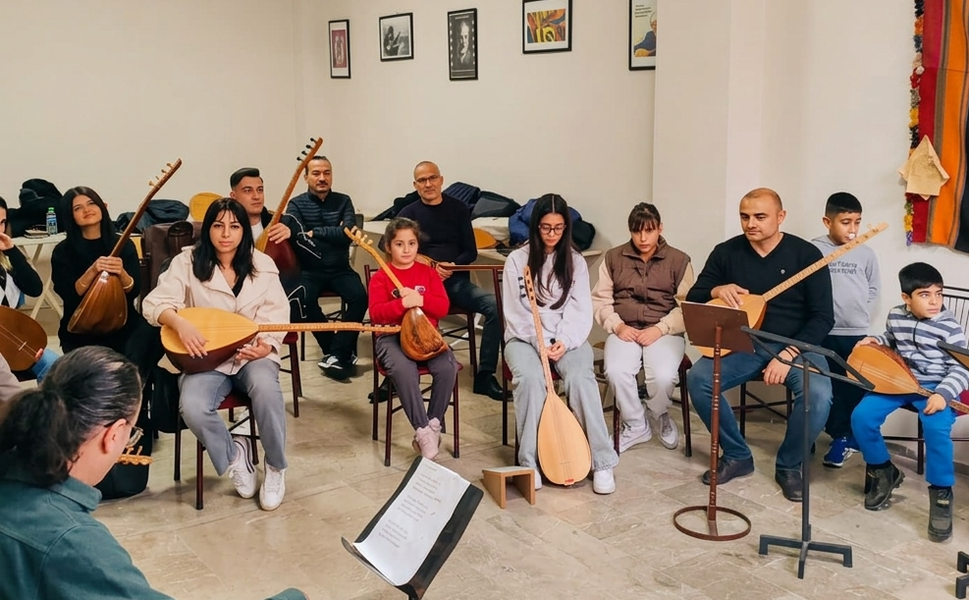 Kiev’de batı müziği eğitimi aldı Mersin’de bağlama öğretiyor