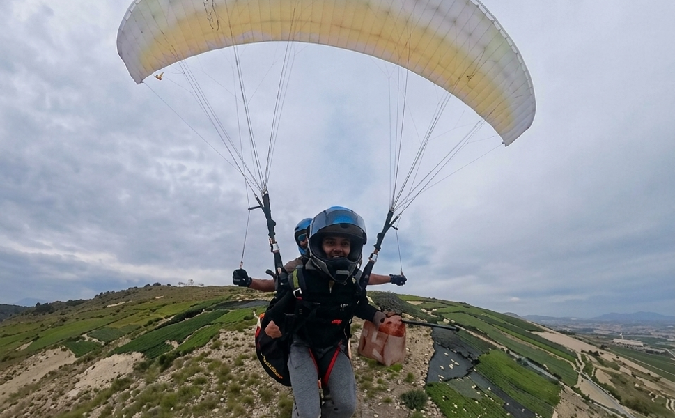 Mersin’de uçan kurye, siparişi yamaç paraşütüyle teslim etti